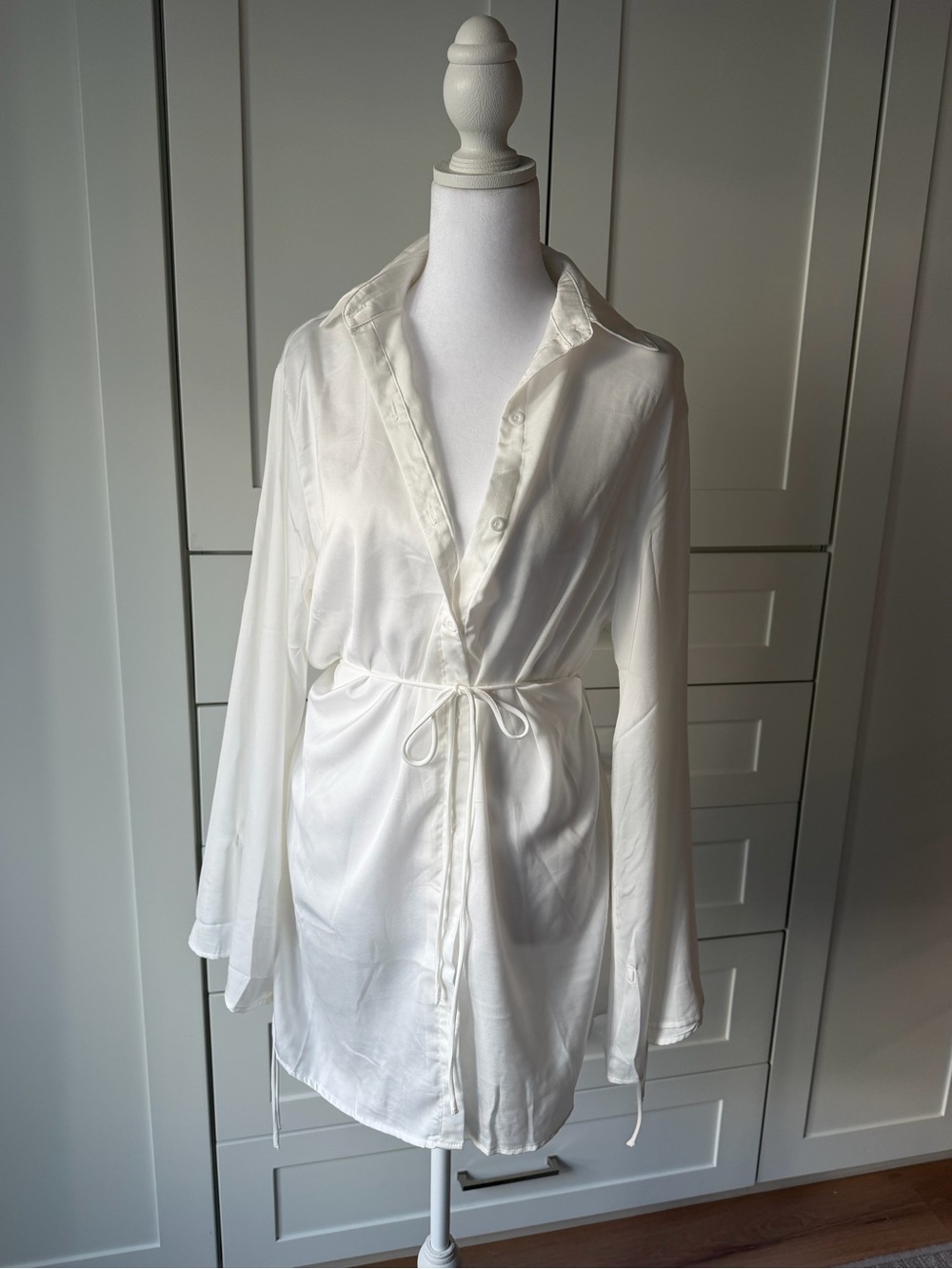 WHITE FOX Women's Cream Satin Button-Front Dress with Tie Waist